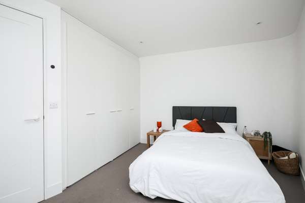 Flat Upper Richmond Road in Greater London