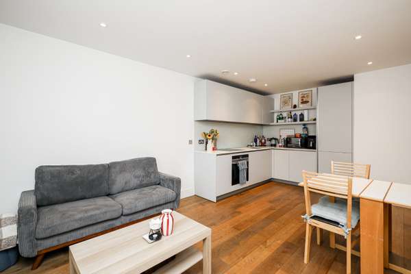 Flat Upper Richmond Road in Greater London