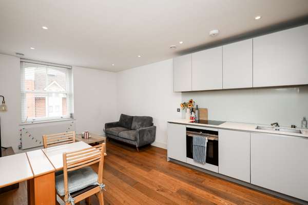 Flat Upper Richmond Road in Greater London