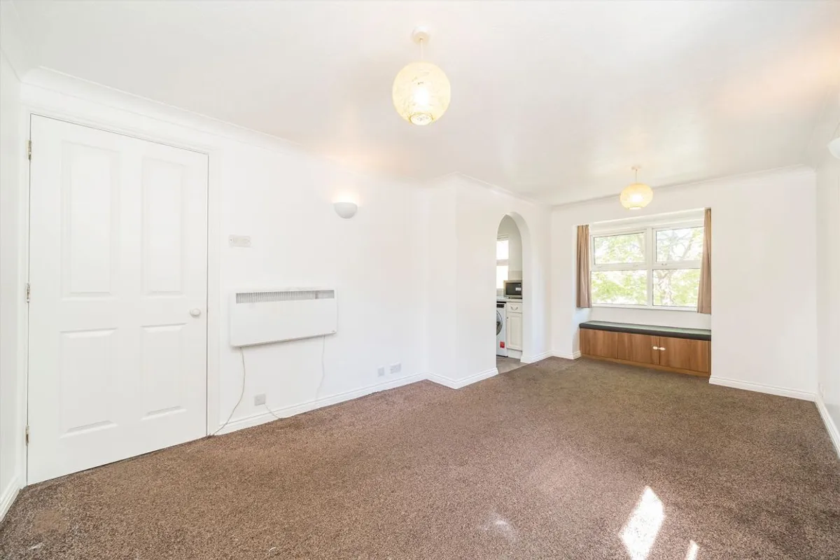 Flat Monmouth Close in Greater London