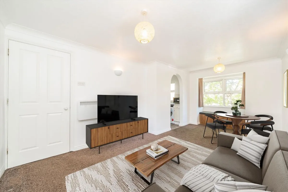 Flat Monmouth Close in Greater London