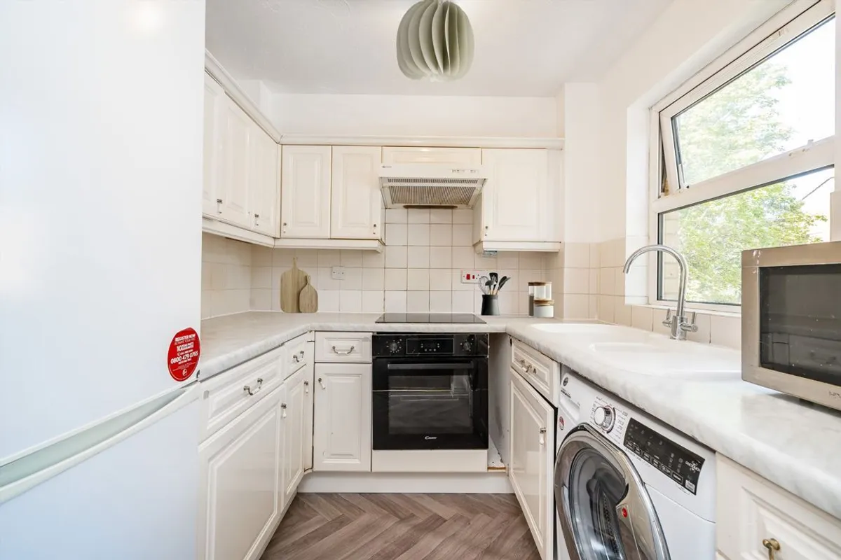 Flat Monmouth Close in Greater London