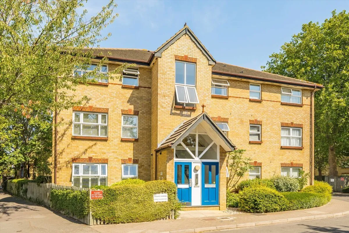 Flat Monmouth Close in Greater London