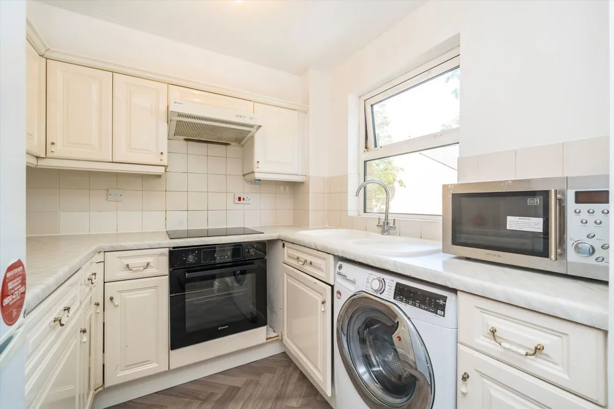 Flat Monmouth Close in Greater London