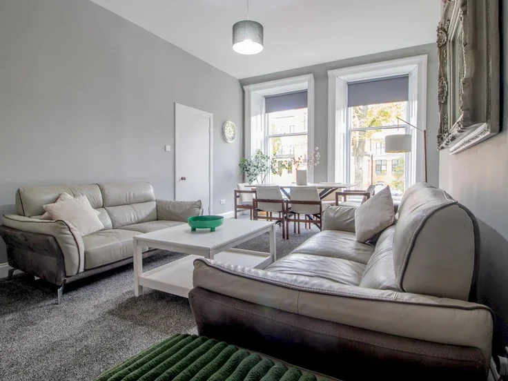 Flat Oakfield Avenue in Glasgow