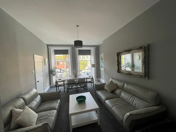 Flat Oakfield Avenue in Glasgow
