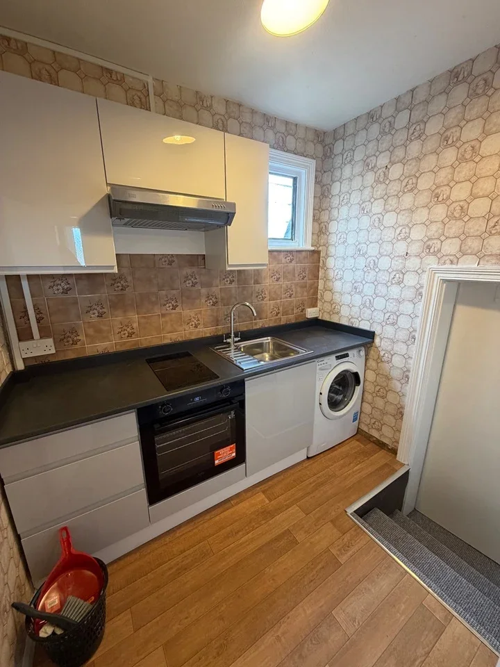 Flat Ashburton Road in Greater London