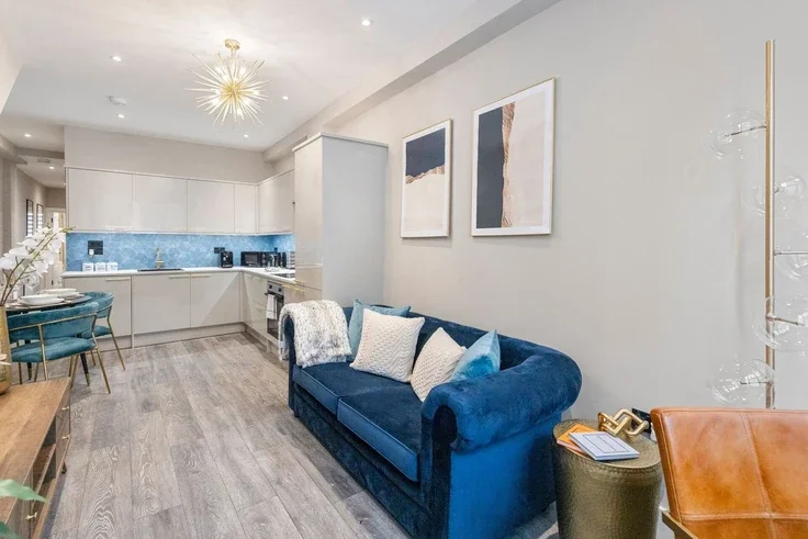 Flat Clifton Rise in Greater London