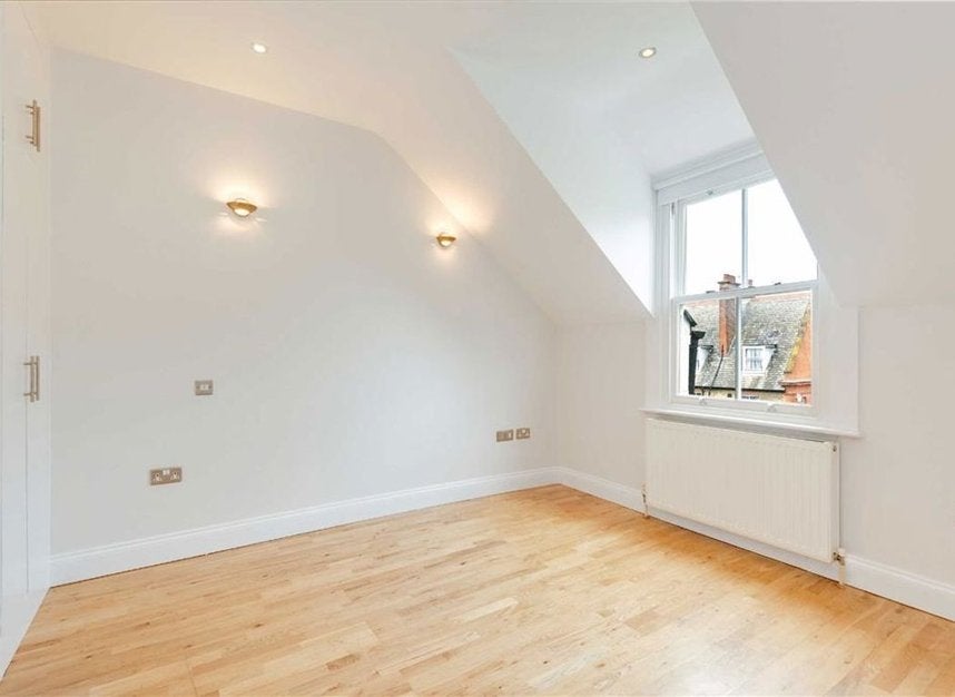 Flat Hoveden Road in Greater London