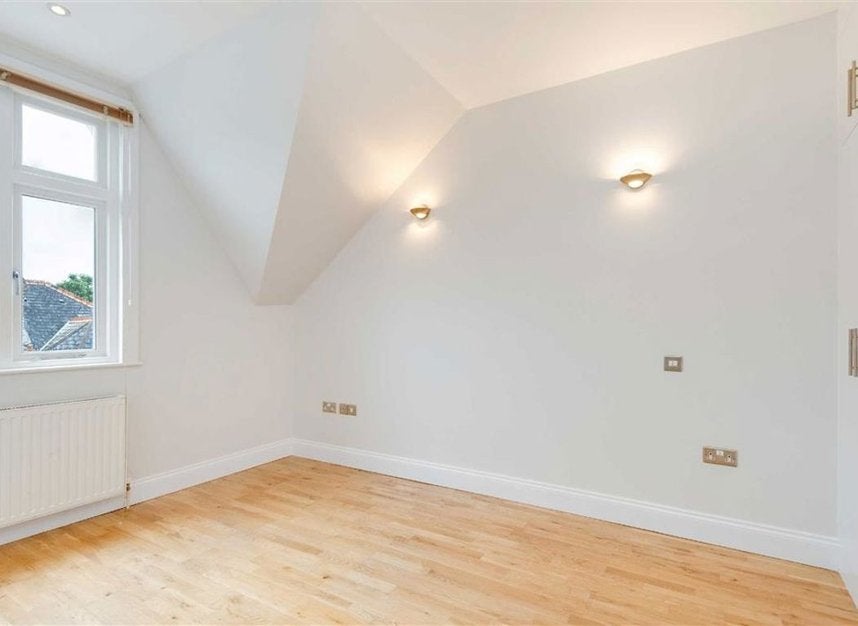 Flat Hoveden Road in Greater London
