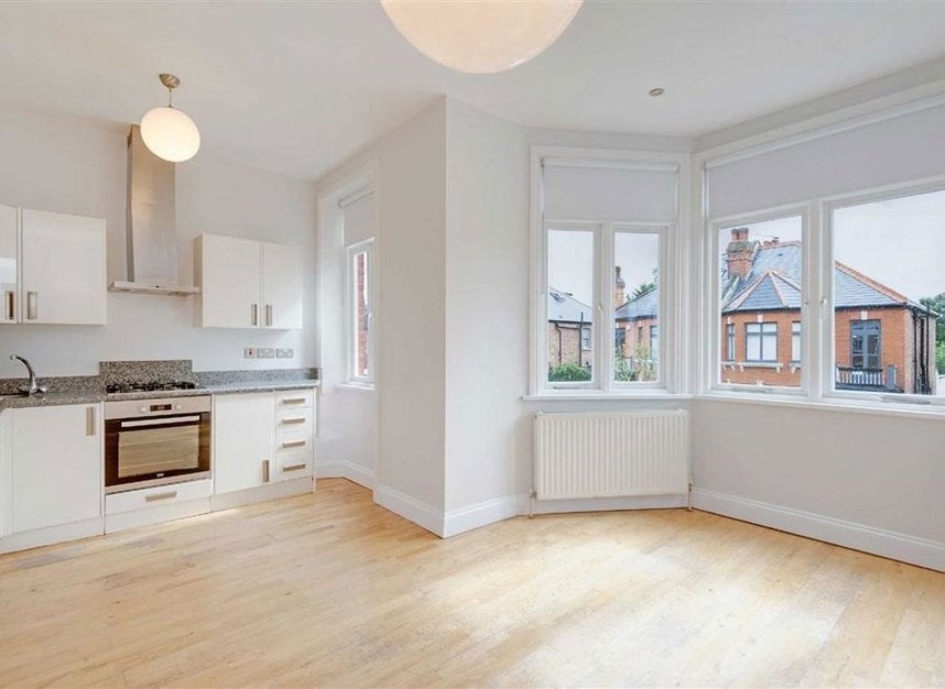 Flat Hoveden Road in Greater London