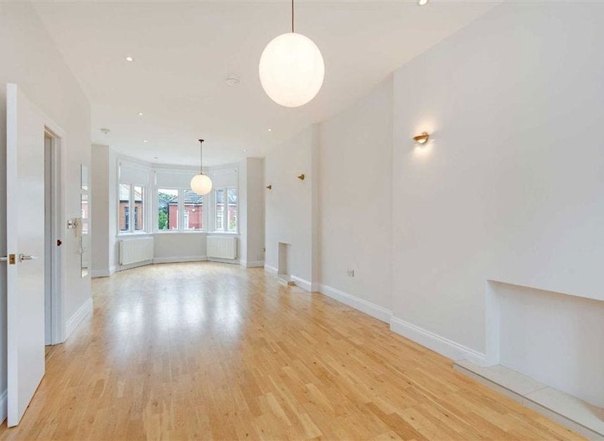 Flat Hoveden Road in Greater London