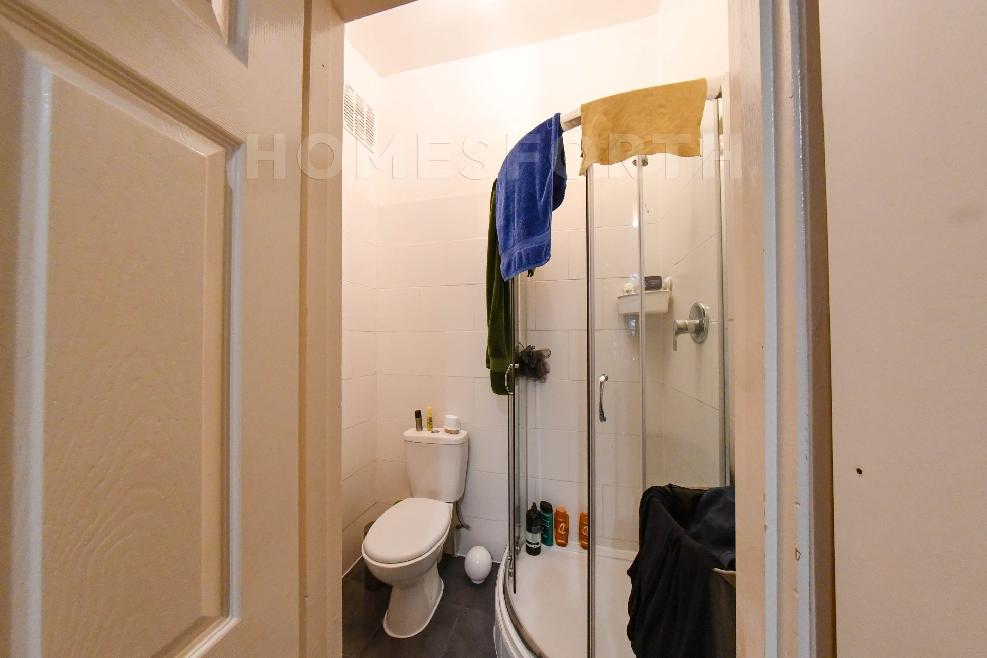 Flat Manstone Road in Greater London