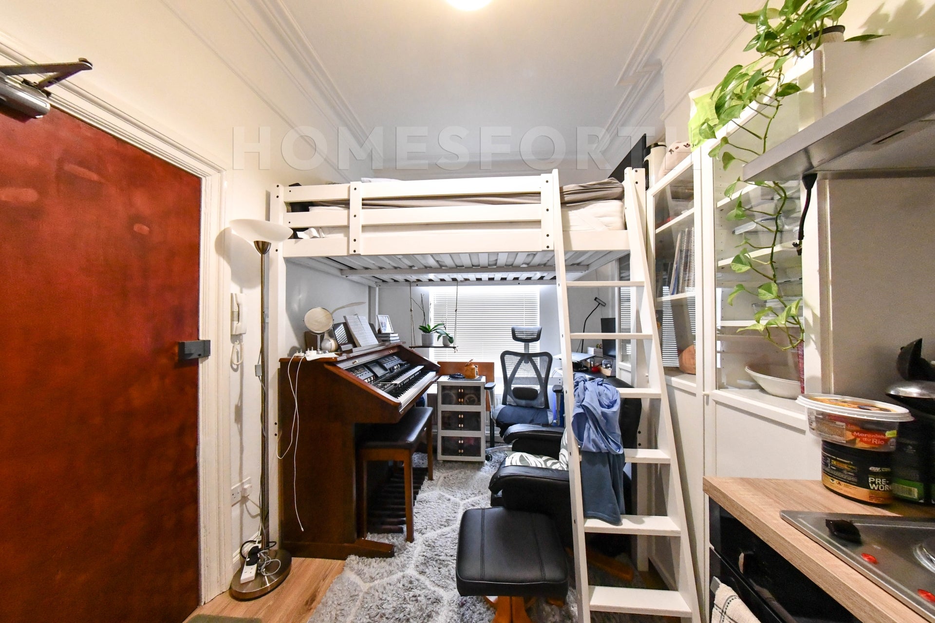 Flat Manstone Road in Greater London