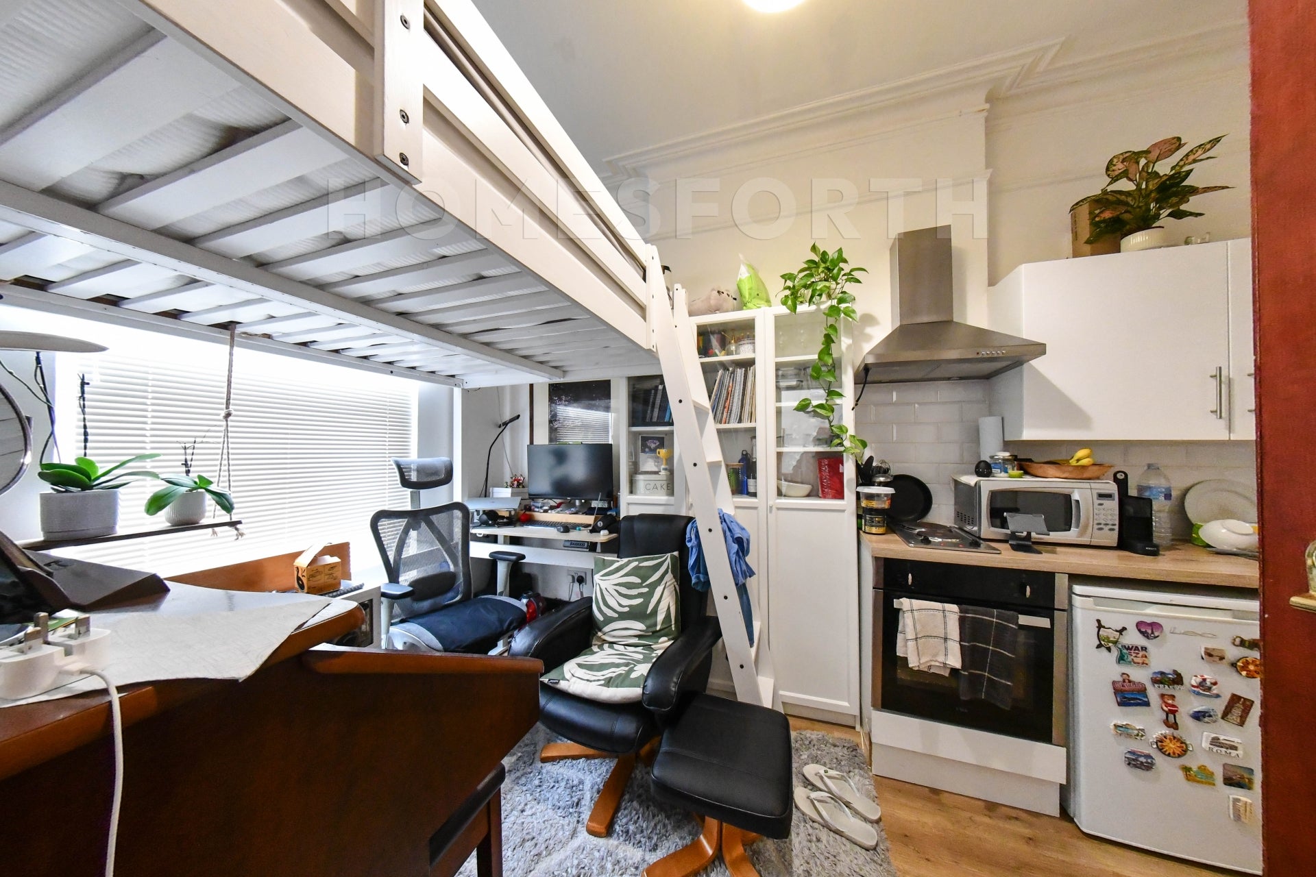 Flat Manstone Road in Greater London