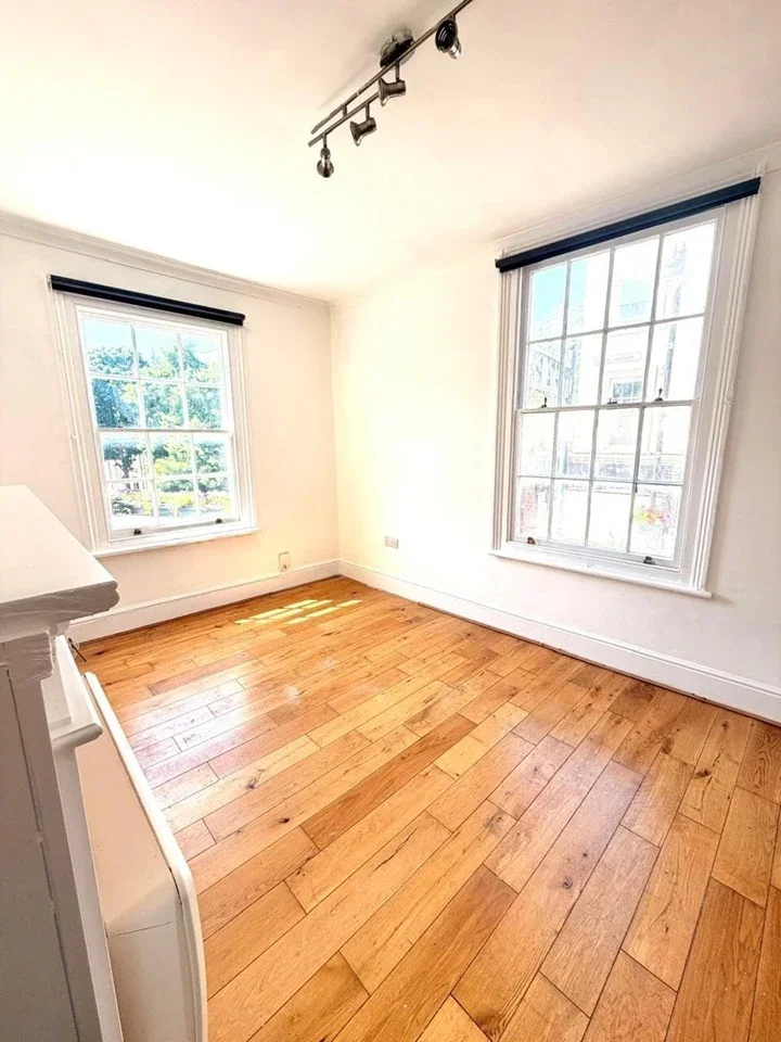 Flat Chapel Market in Greater London