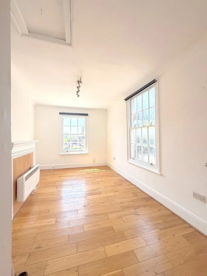 Flat Chapel Market in Greater London