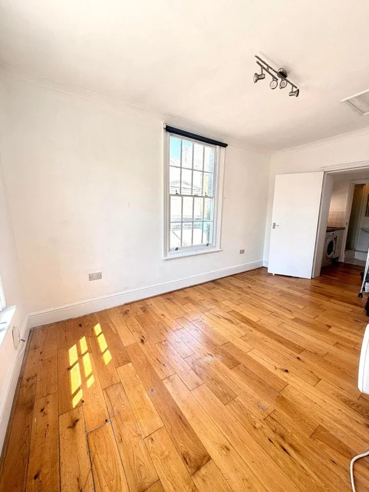 Flat Chapel Market in Greater London