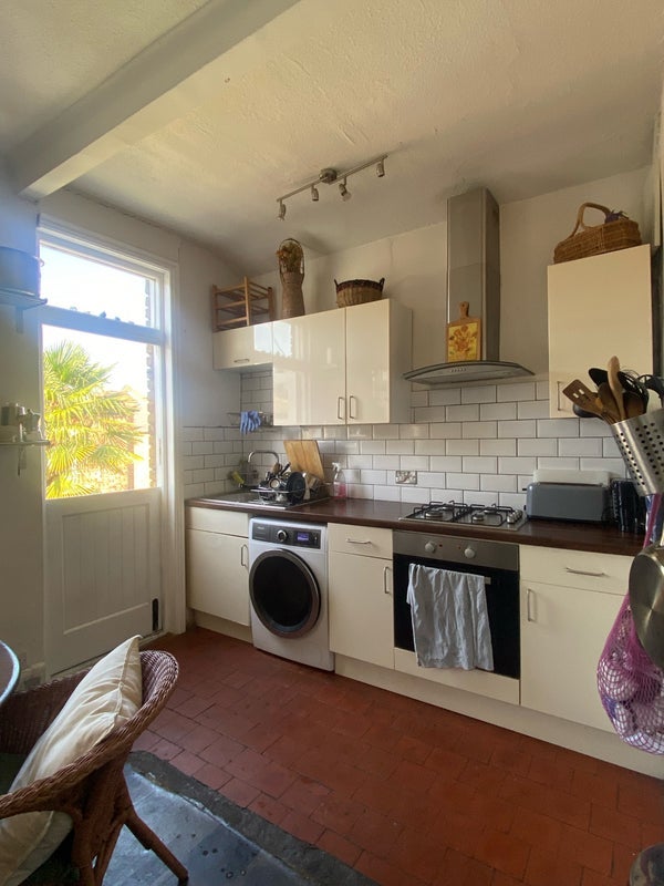 Room Doverfield Road in Greater London