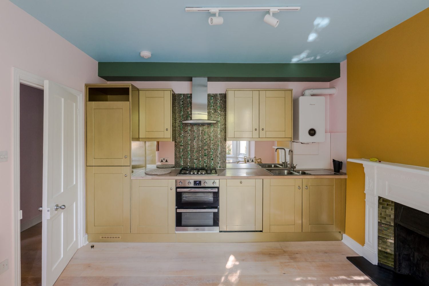 Flat Oaklands Grove in Greater London