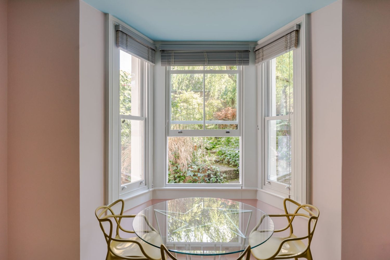 Flat Oaklands Grove in Greater London