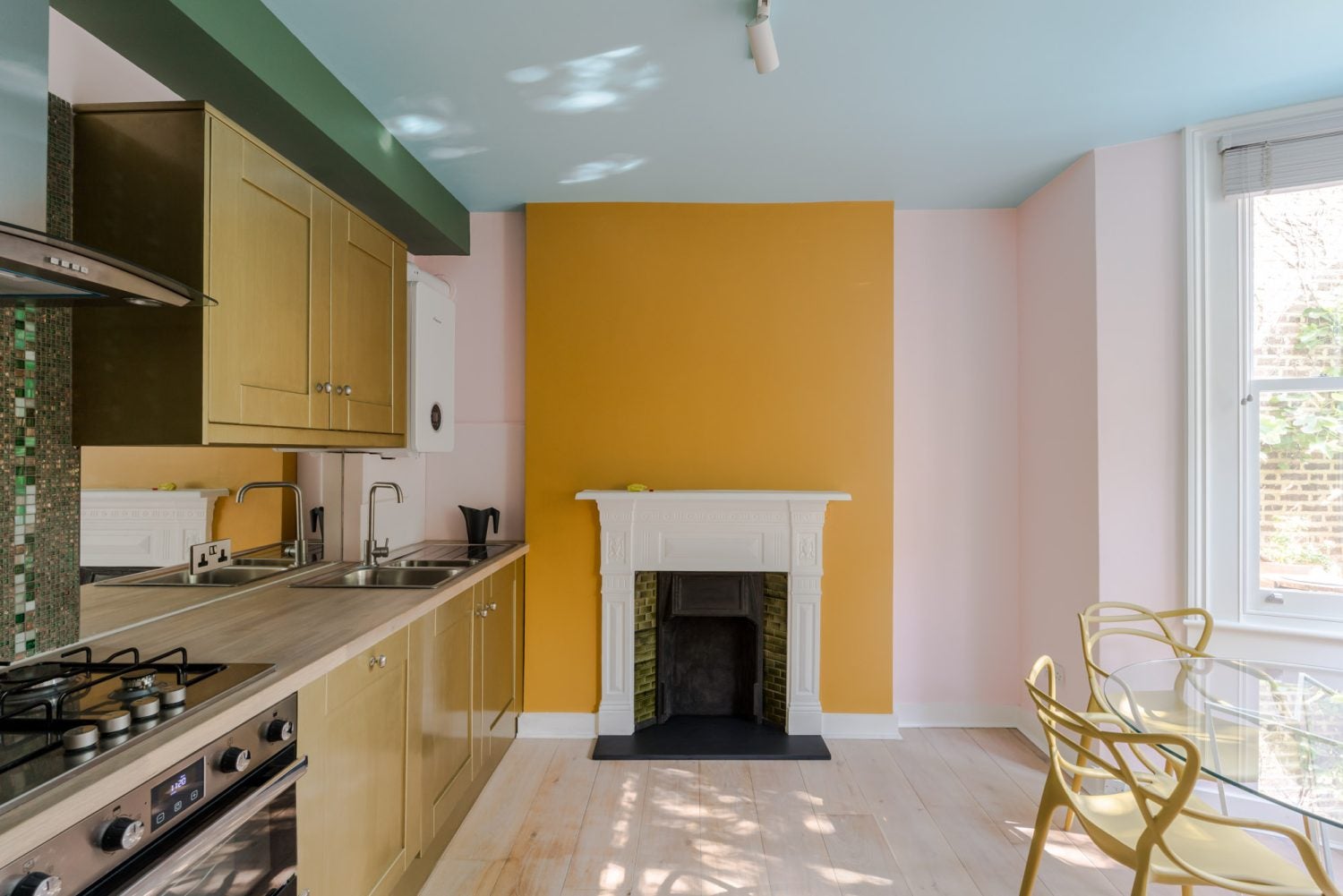 Flat Oaklands Grove in Greater London