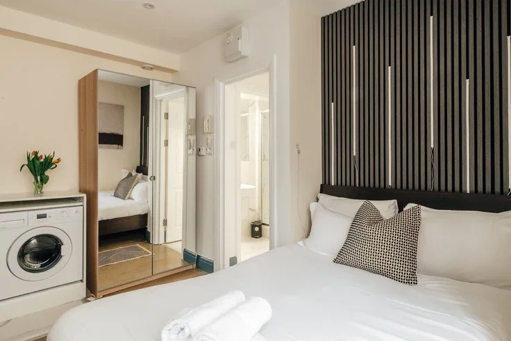 Flat Beaufort Gardens in Greater London