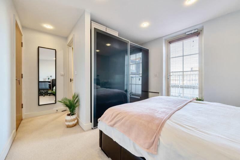Room Chase Side in Greater London