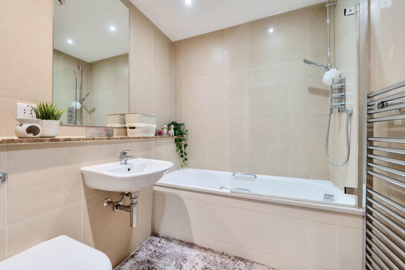Room Chase Side in Greater London