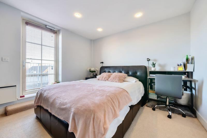 Room Chase Side in Greater London