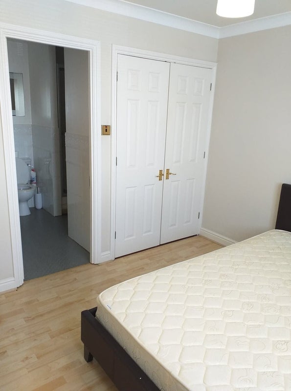Flat Doncel Crescent in Greater London