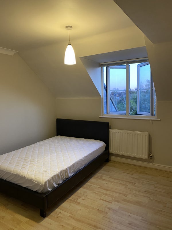 Flat Doncel Crescent in Greater London