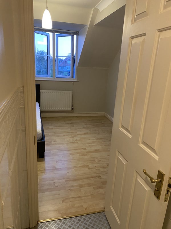Flat Doncel Crescent in Greater London