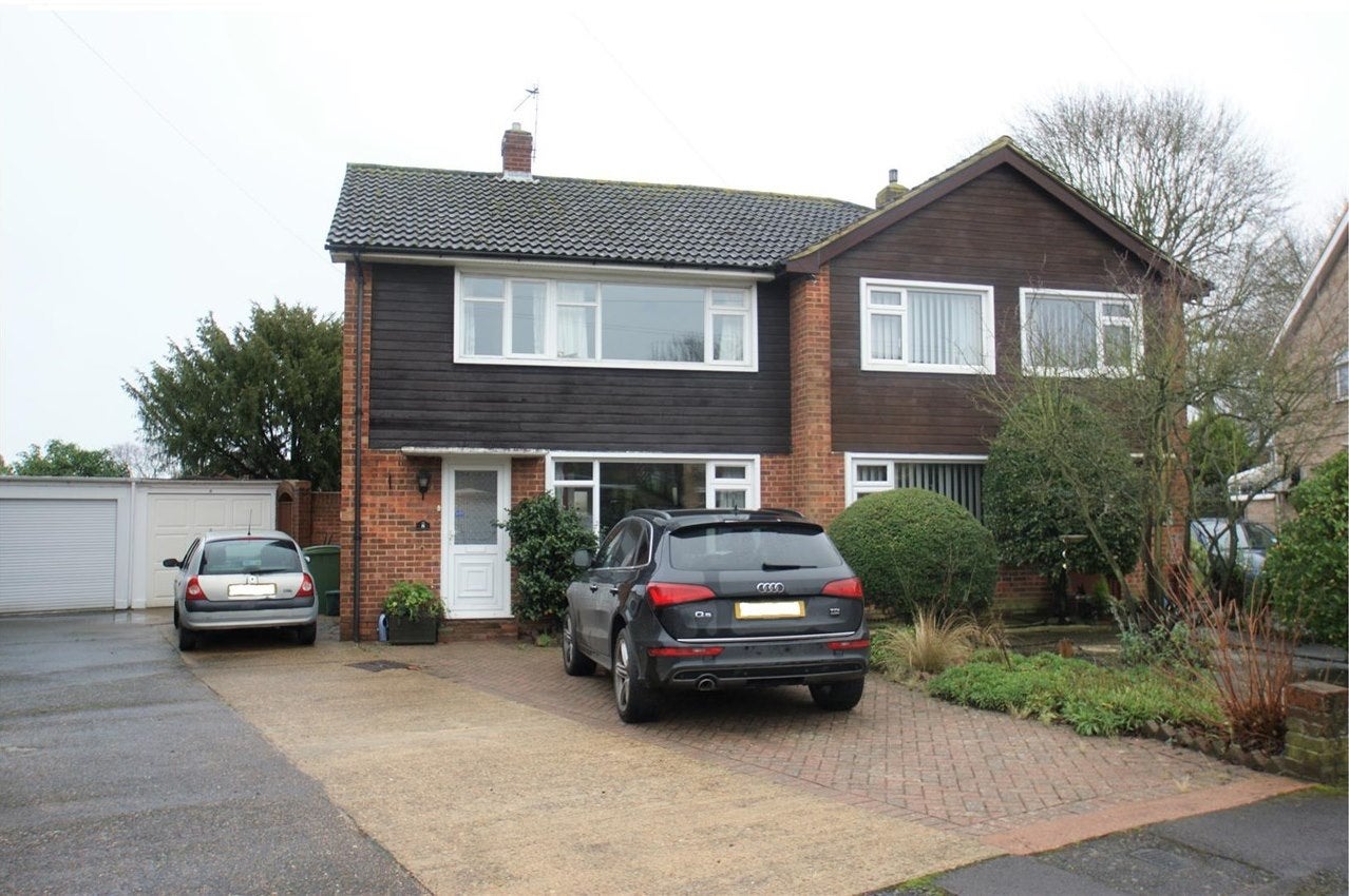 House Felcott Close in Walton on Thames