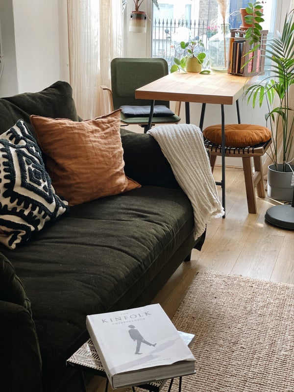 Flat Dunlace Road in Greater London
