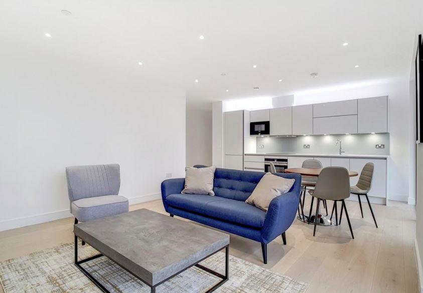 Flat Ashfield Road in Greater London