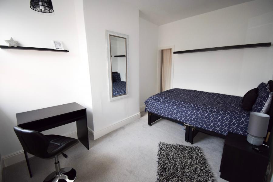 Room Longford Street in Derby