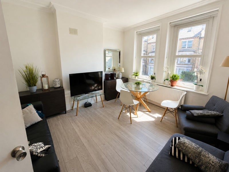 House Battersea Rise in Greater London