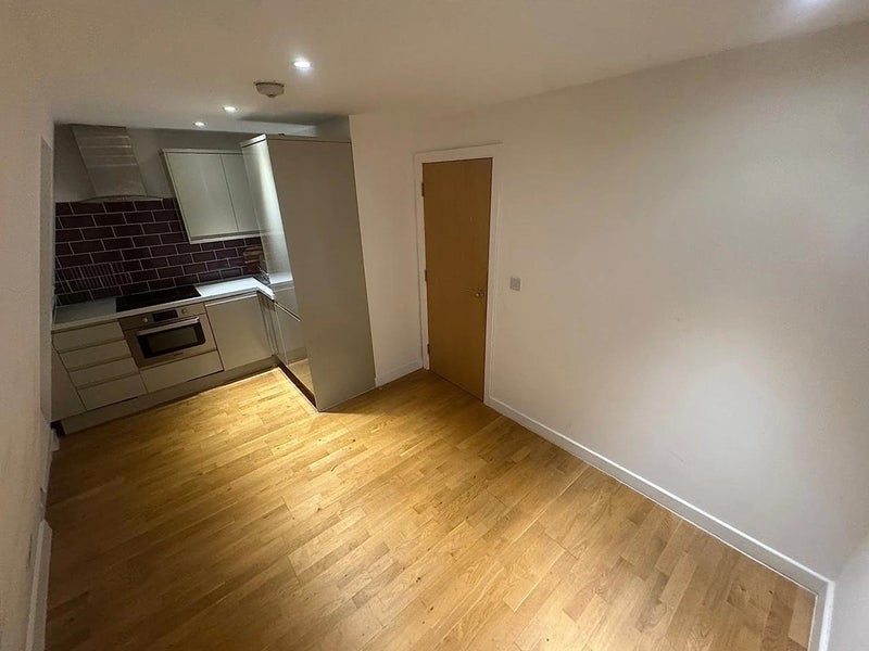 Flat Haydons Road in Greater London