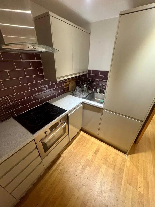 Flat Haydons Road in Greater London