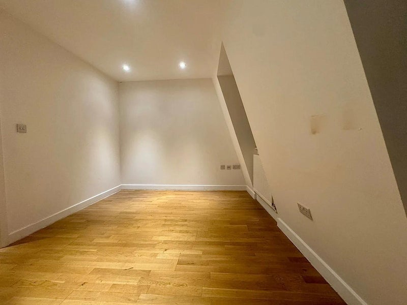 Flat Haydons Road in Greater London