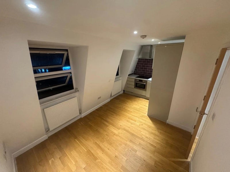 Flat Haydons Road in Greater London