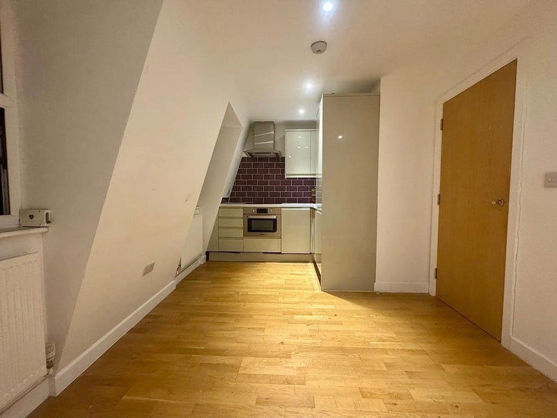 Flat Haydons Road in Greater London