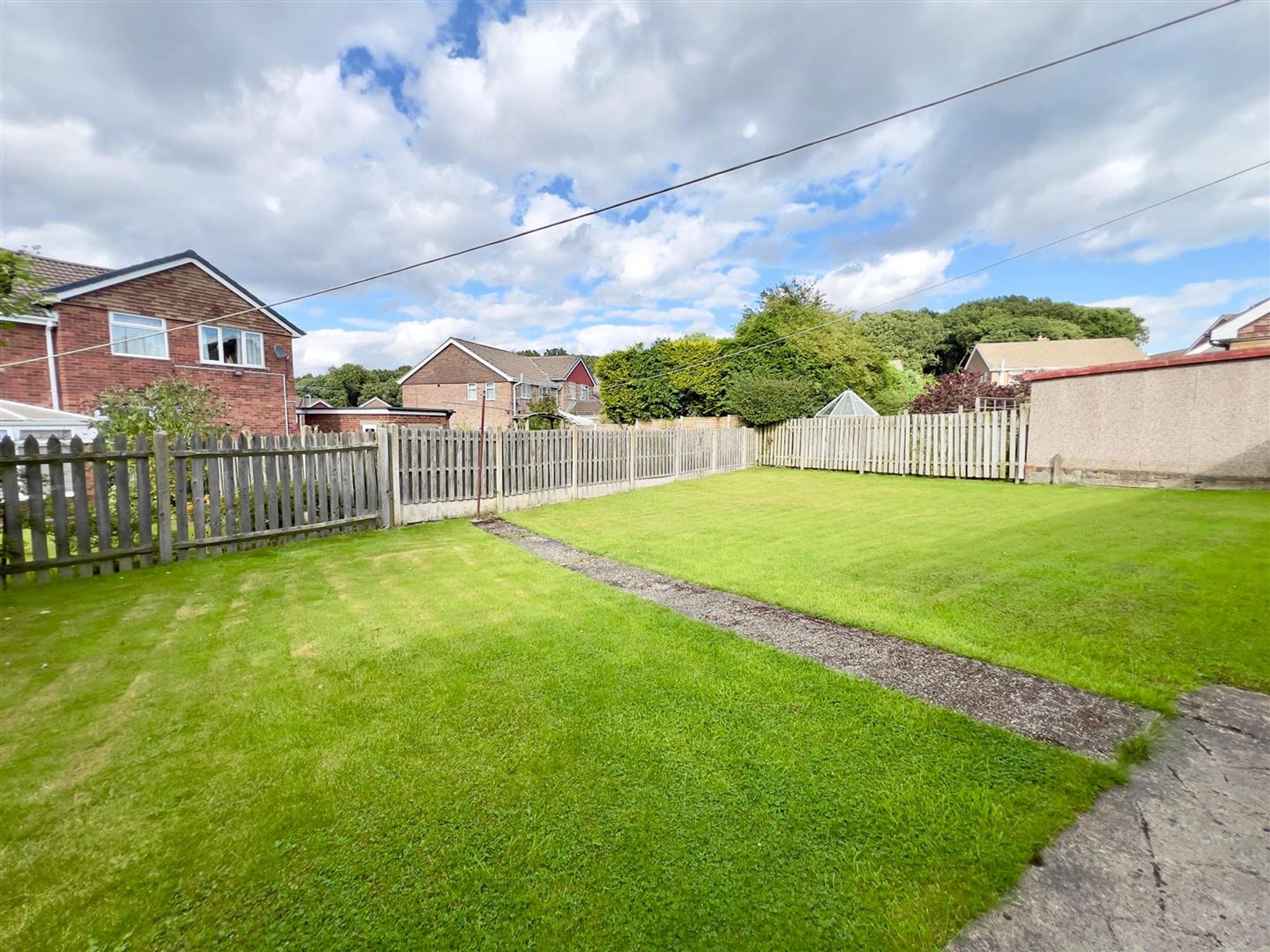 House Woodvale Close in Chesterfield