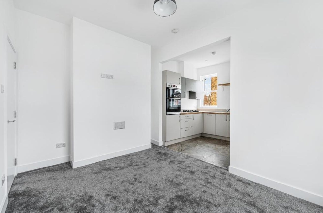 Flat Southfield Road in Greater London