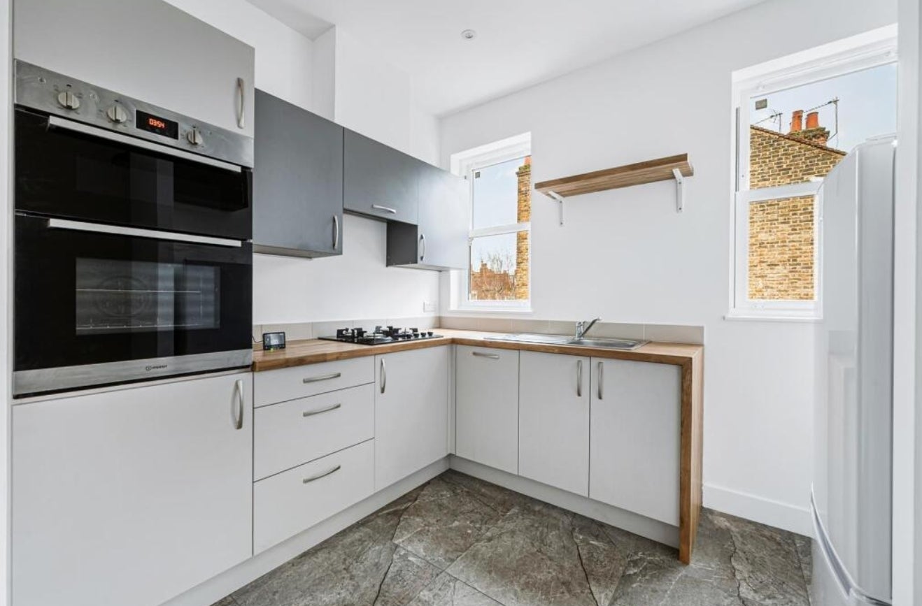 Flat Southfield Road in Greater London