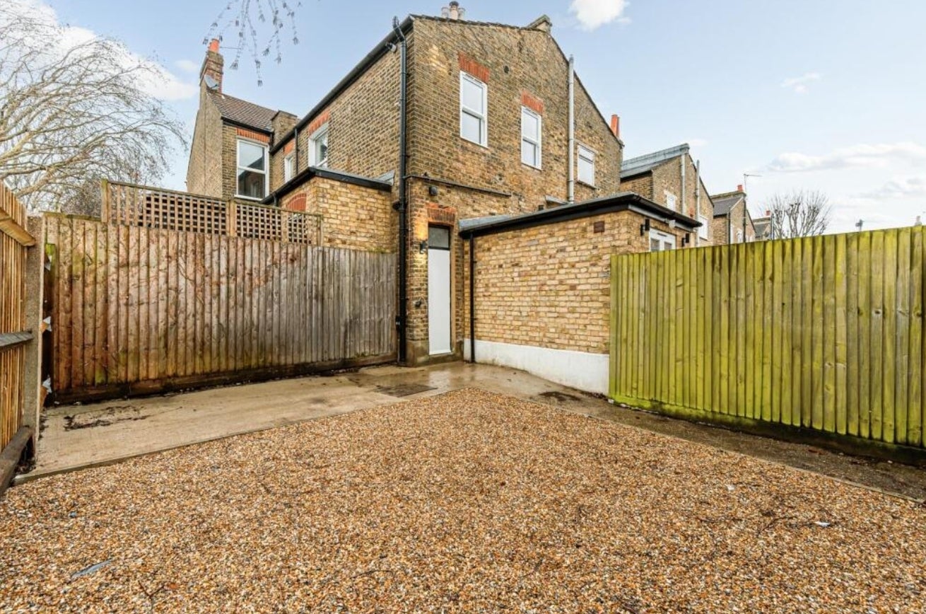 Flat Southfield Road in Greater London
