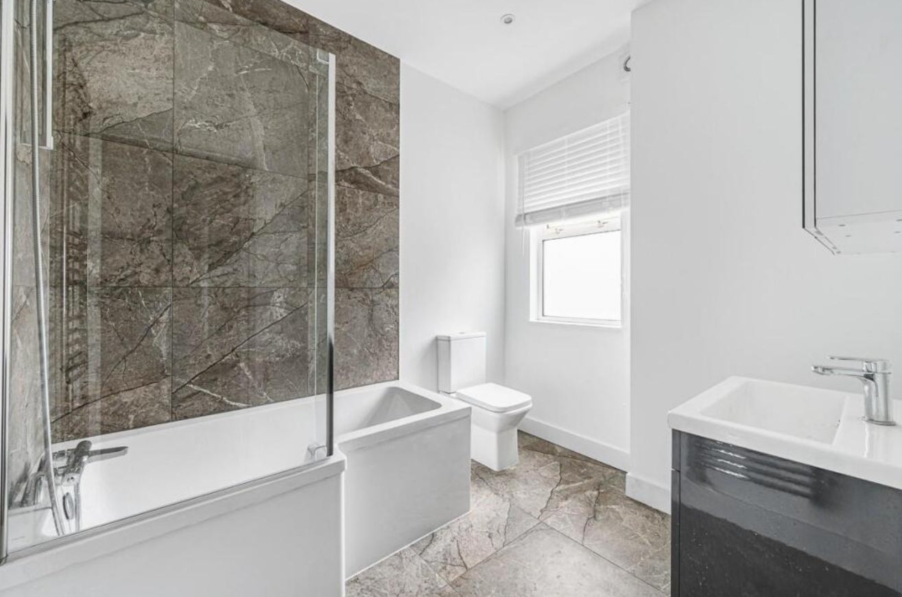 Flat Southfield Road in Greater London