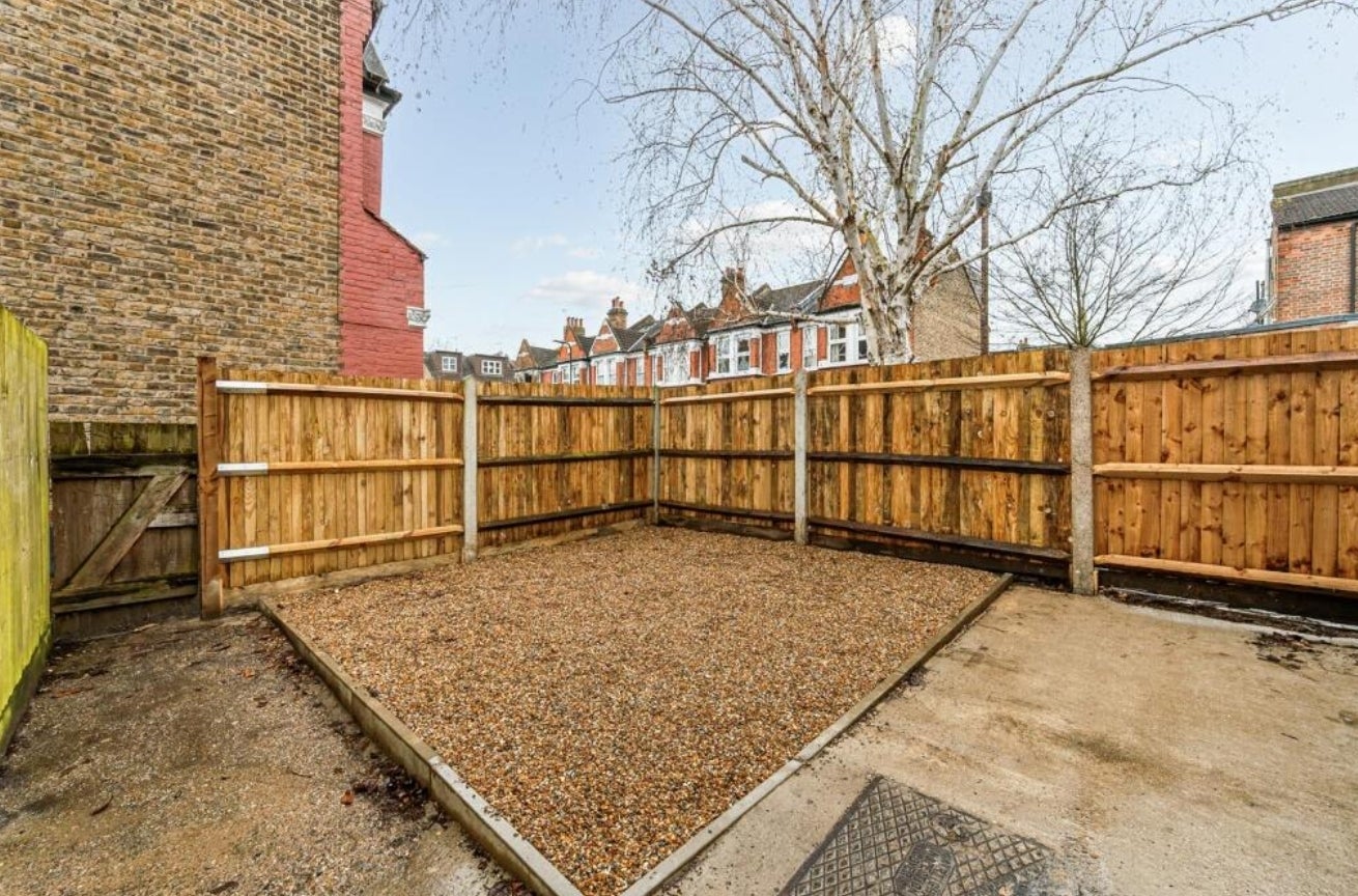 Flat Southfield Road in Greater London