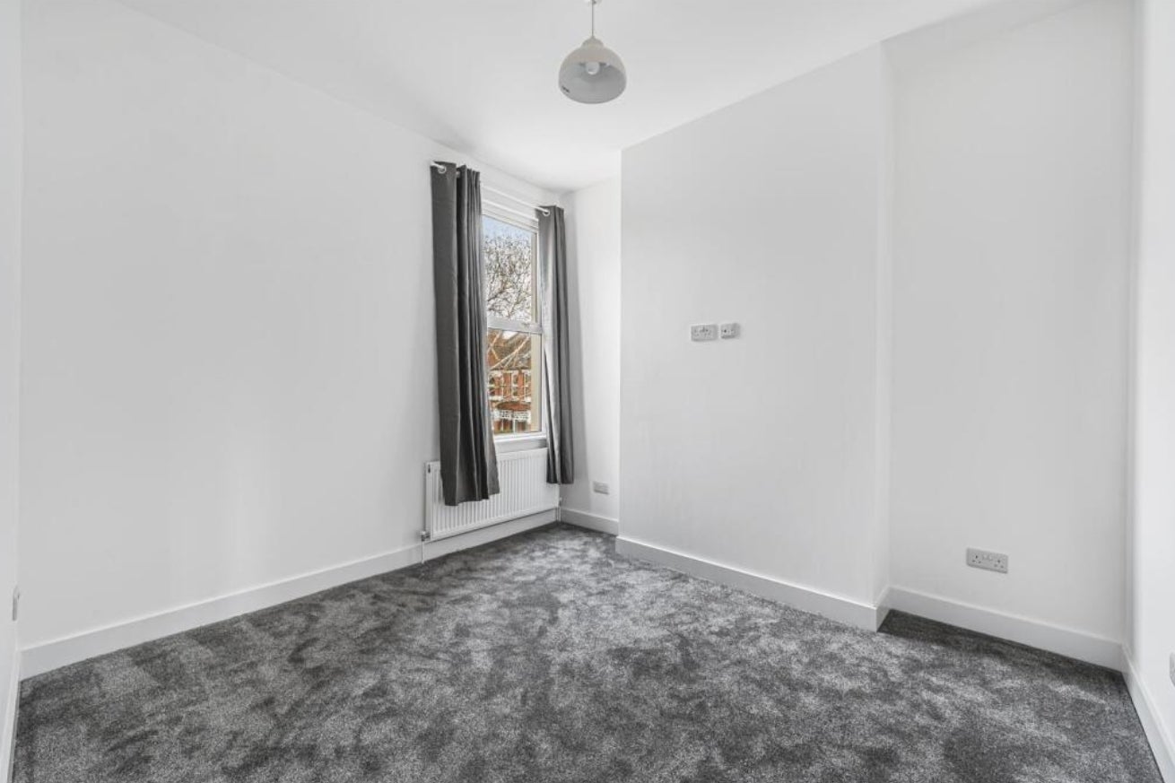 Flat Southfield Road in Greater London
